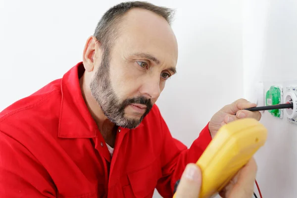 Elektriker Bei Der Arbeit Einem Elektrischen Paneel Für Wohnräume — Stockfoto