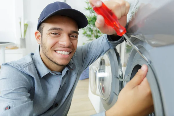 Trabajador Feliz Follando Una Lavadora —  Fotos de Stock