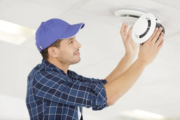 Young Electrician Installing Smoke Detector Ceiling — Stock Photo, Image