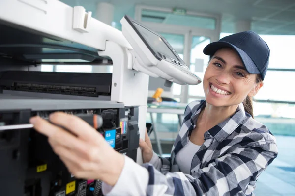 Eine Frau Beim Reparieren Eines Druckers — Stockfoto