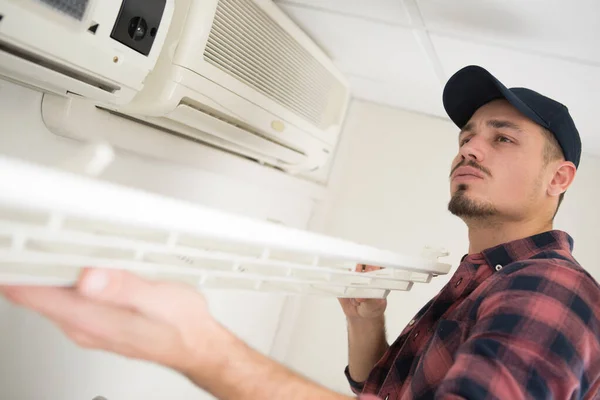 Mens Die Airconditioning Repareert — Stockfoto