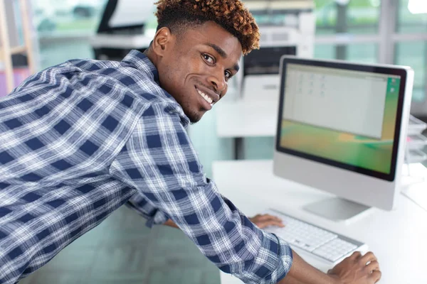 Homem Usando Computador Sorrindo — Fotografia de Stock