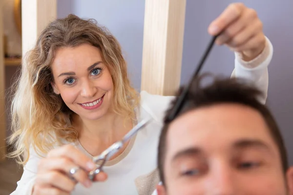 Vrouwelijke Kapper Knippen Haar Voor Mannelijke Client — Stockfoto