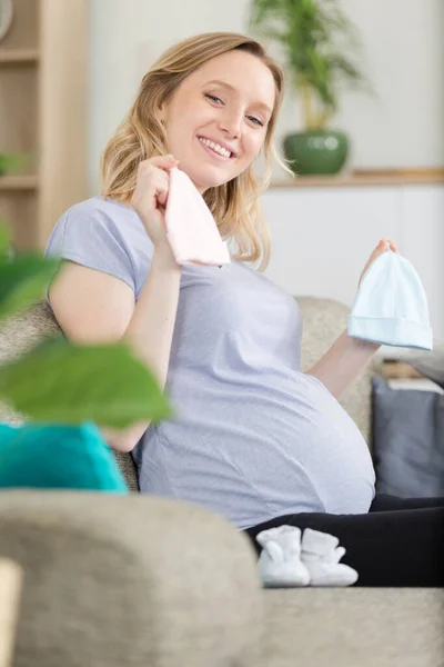 Mujer Embarazada Está Sosteniendo Sombrero Bebé — Foto de Stock