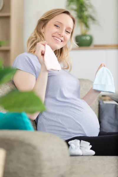 Donna Incinta Sta Tenendo Cappello Del Bambino — Foto Stock