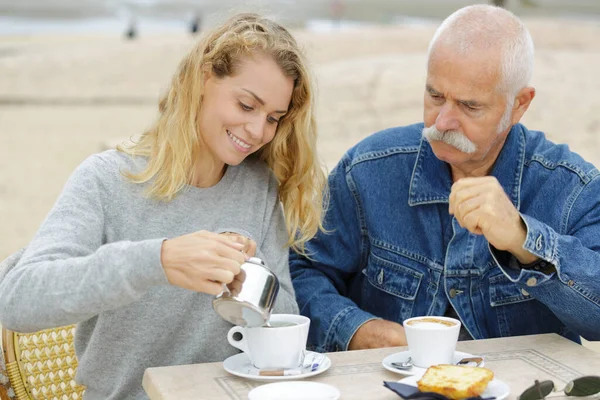 Aile Tatilde Açık Havada Yemek Yiyor — Stok fotoğraf