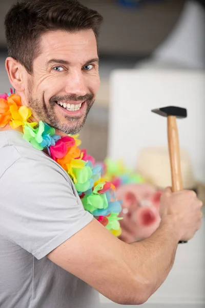 Mann Hält Hammer Über Sparschwein — Stockfoto