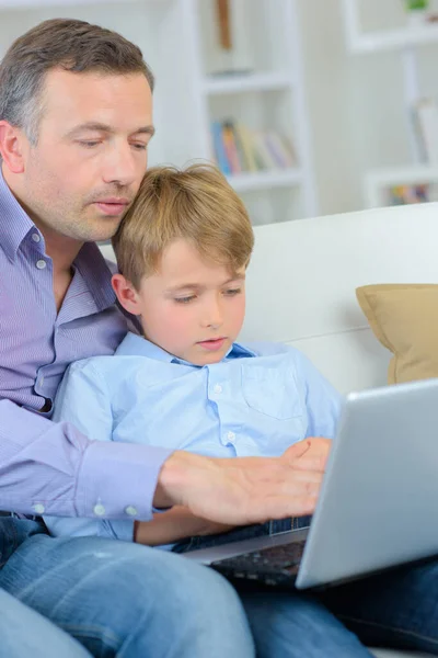 Padre Hijo Usando Laptop —  Fotos de Stock