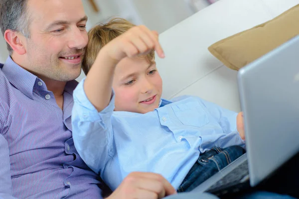 Vater Und Sohn Und Laptop Spiele — Stockfoto