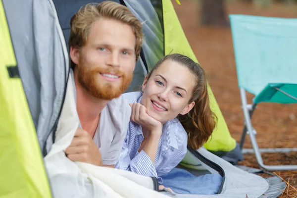 Молодая Пара Позирует Палатке — стоковое фото