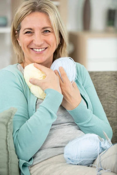 Una Mujer Feliz Mediana Edad Encanta Tejer —  Fotos de Stock