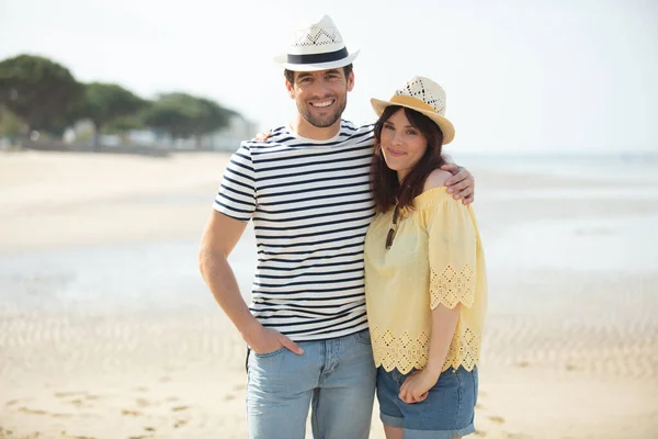 Couple Debout Ensemble Sur Une Plage Sable Fin — Photo