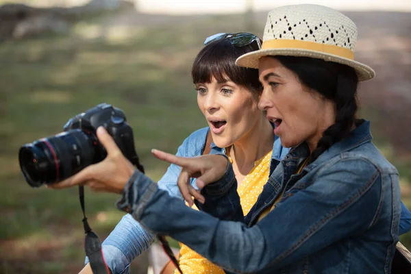 Vrouwelijke Fotografen Met Behulp Van Een Professionele Dslr — Stockfoto