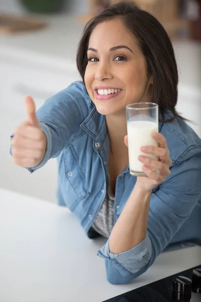 Meisje Met Ontbijt Melk Met Duim Omhoog — Stockfoto