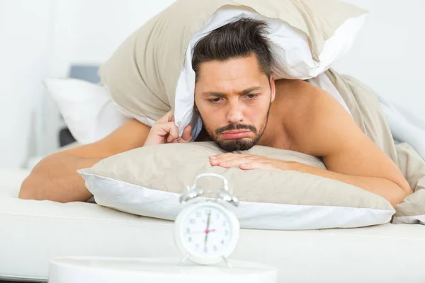 Homem Zangado Cama Com Despertador — Fotografia de Stock