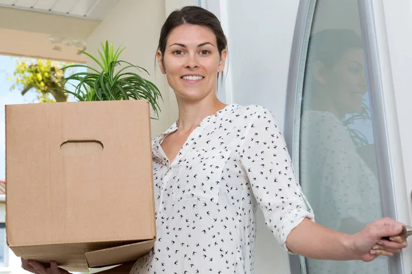 Portret Van Een Vrouw Verplaatsen Dozen — Stockfoto