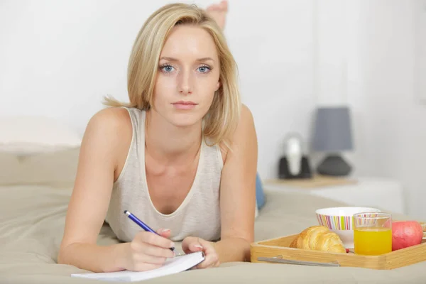 Ontbijt Bed Een Croissant Met Koffie Een Notebook — Stockfoto