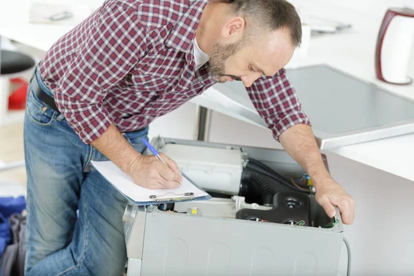 Klempner Repariert Haushaltswaschmaschine — Stockfoto