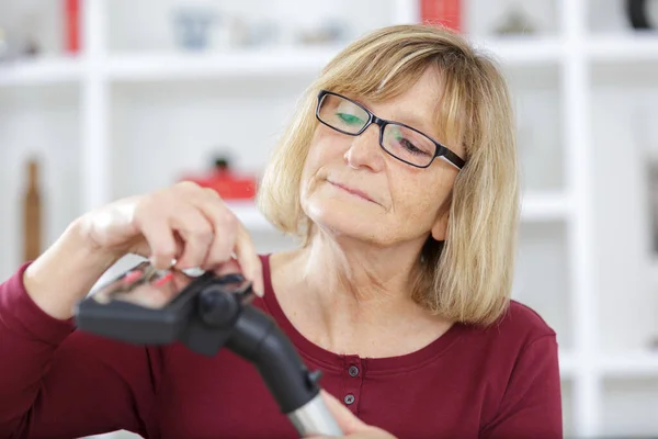 Mujer Madura Lista Para Aspiración Con Aspiradora Casa — Foto de Stock