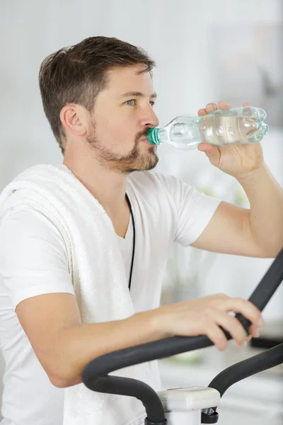 Mann Trinkt Wasser Während Übung — Stockfoto