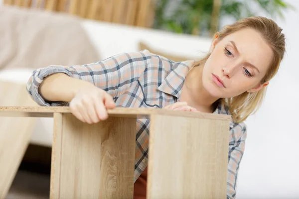 Giovane Donna Sta Riparando Mobile Casa — Foto Stock