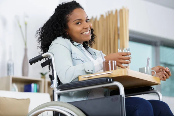 Šťastný Invalidní Žena Drží Zásobník — Stock fotografie
