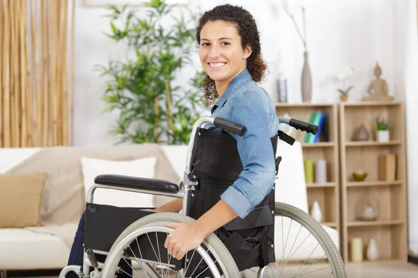 Счастливая Молодая Женщина Инвалидном Кресле — стоковое фото