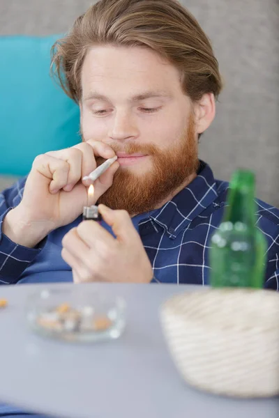 Joven Fumando Marihuana Casa — Foto de Stock