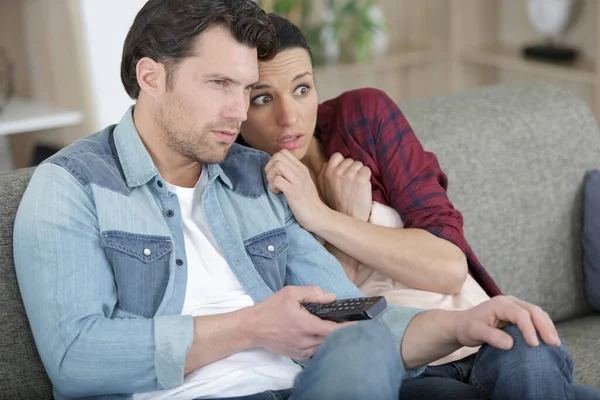 Paar Sitzt Auf Der Couch Und Schaut Horrorfilm — Stockfoto