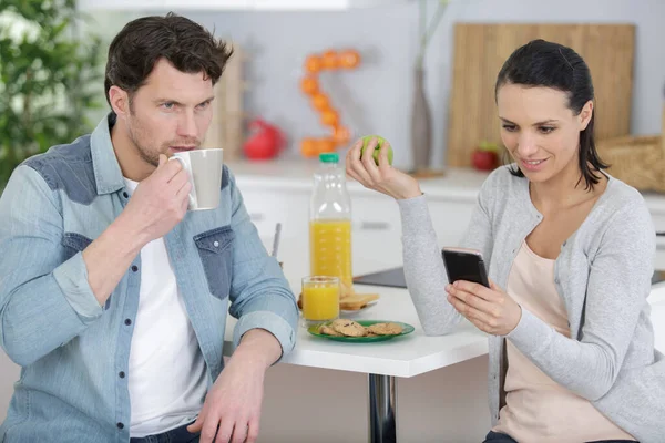 Paar Nutzt Smartphone Der Küche — Stockfoto
