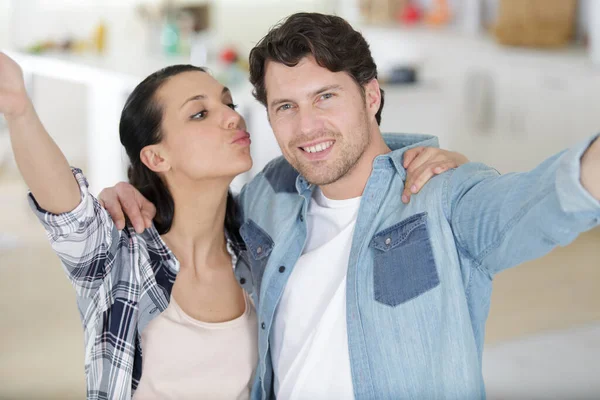 Casal Feliz Olhando Para Câmera — Fotografia de Stock