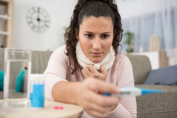 Frau Schaut Schlecht Auf Thermometer — Stockfoto