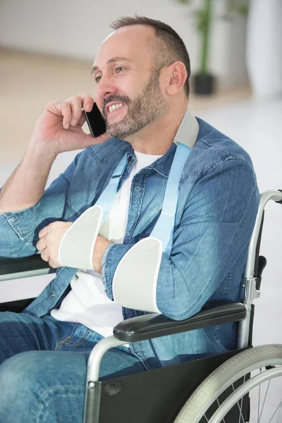 Mężczyzna Wózku Inwalidzkim Przez Telefon — Zdjęcie stockowe