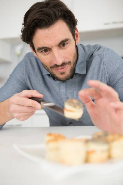 Close Van Een Man Bereiden Tapas Thuis — Stockfoto