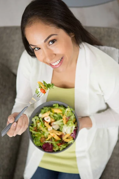 Vacker Kvinna Äter Hälsosam Sallad — Stockfoto