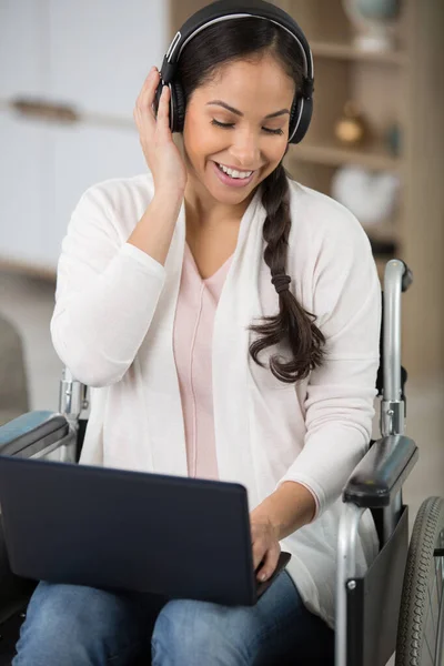 Woman Wheelchair Enjoying Audio Headphones Connected Laptop — Stockfoto