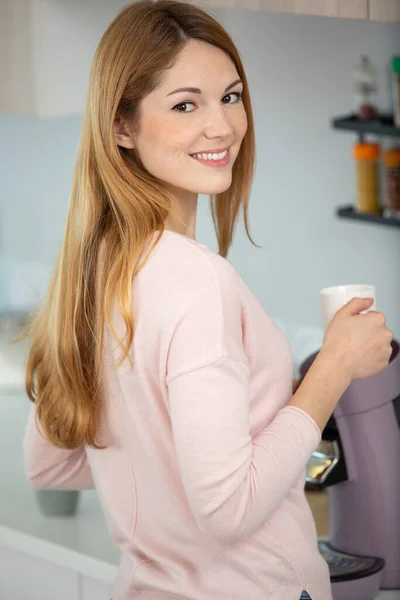 Ženský Barista Vařící Kávu — Stock fotografie