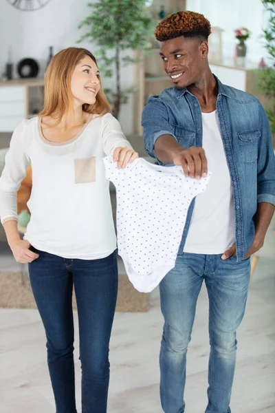Junges Paar Erwartet Ein Baby — Stockfoto