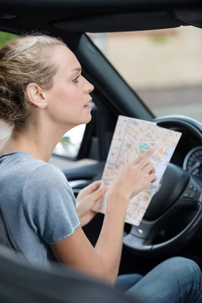 Jonge Vrouw Zoek Kaart Richting — Stockfoto