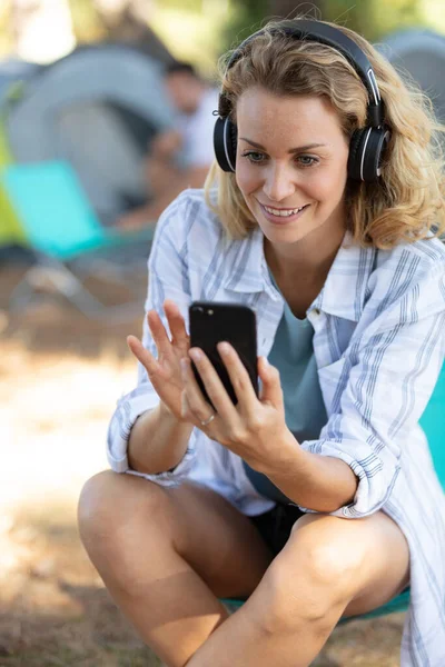 Vrouw Camping Luisteren Naar Muziek Hoofdtelefoon — Stockfoto