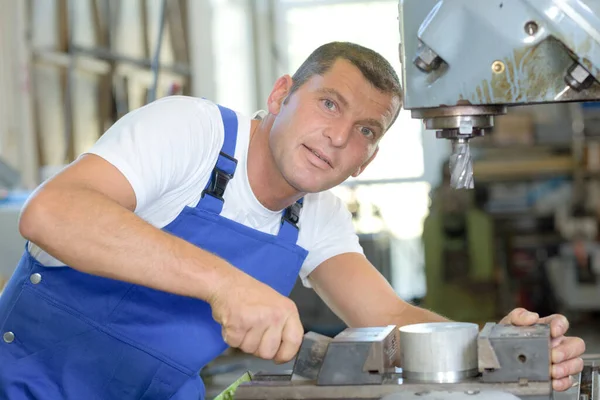 Människan Fixar Maskin — Stockfoto