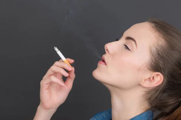 Porträt Eines Mädchens Mit Zigarette — Stockfoto
