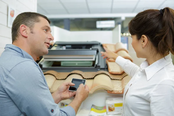 Una Pareja Revisando Azulejos Del Techo — Foto de Stock