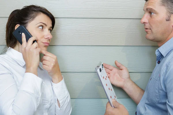 Man Woman Discussing Material Hardware Store — Stock Photo, Image