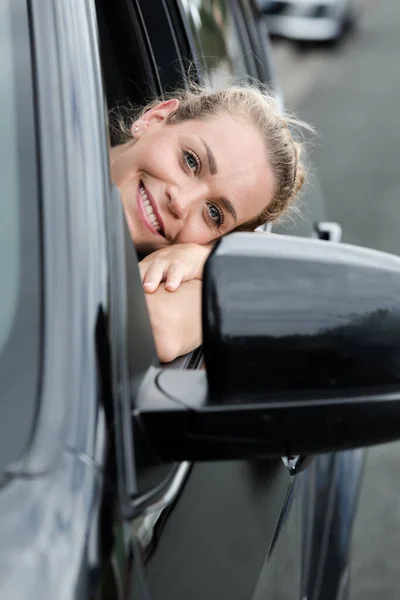 Hermosa Mujer Feliz Dentro Coche — Foto de Stock