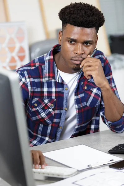 Ein Mann Student Arbeitet Innenräumen — Stockfoto