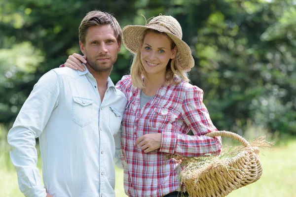 Söt Uni Studenter Som Studerar Tillsammans Naturen — Stockfoto