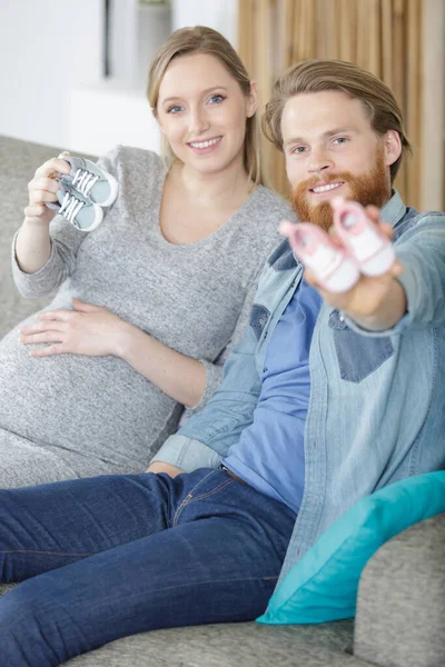 Casal Feliz Está Mostrando Sapatos Bebê — Fotografia de Stock