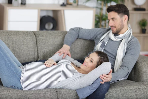 Happy Pregnant Couple Relaxing Sofa — Stock Photo, Image