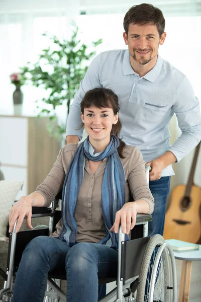Žena Invalidním Vozíku Pohledným Mužem — Stock fotografie